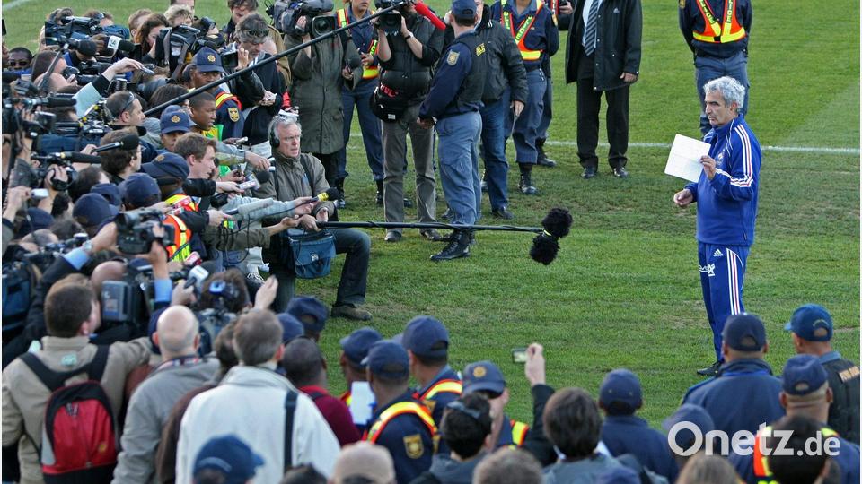 Raymond Domenech (r) musste eine Erklärung des Teams vorlesen. (Archivbild) Bild: picture alliance / dpa