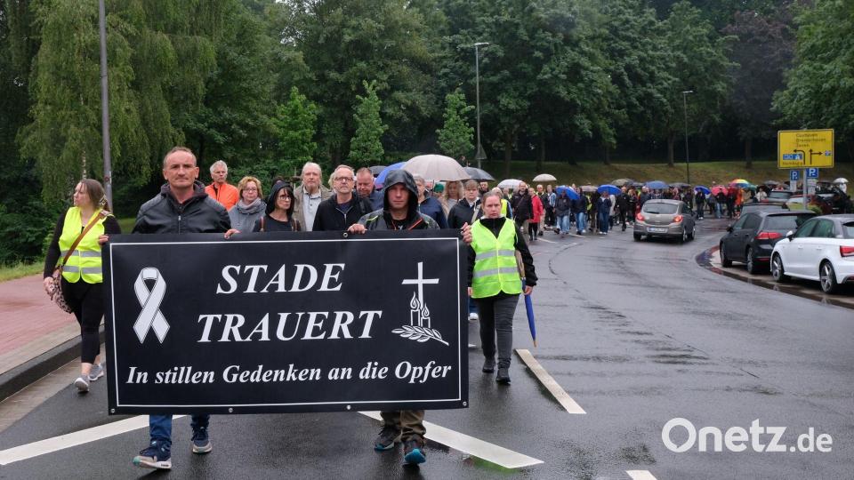 In Stade nahmen viele Menschen an einem Trauermarsch teil, um der Opfer in der Jugendhilfeeinrichtung zu gedenken. Bild: Carsten Neff/dpa