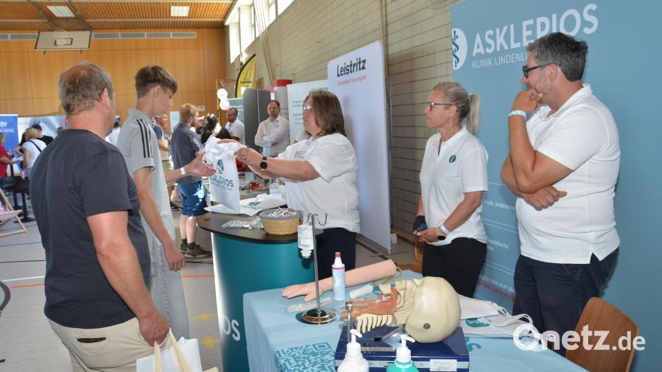 Ganz unterschiedliche Ausbildungsberufe konnten in der Turnhalle in Moosbach "abgeklopft" werden. Bild: Elisabeth Dobmayer