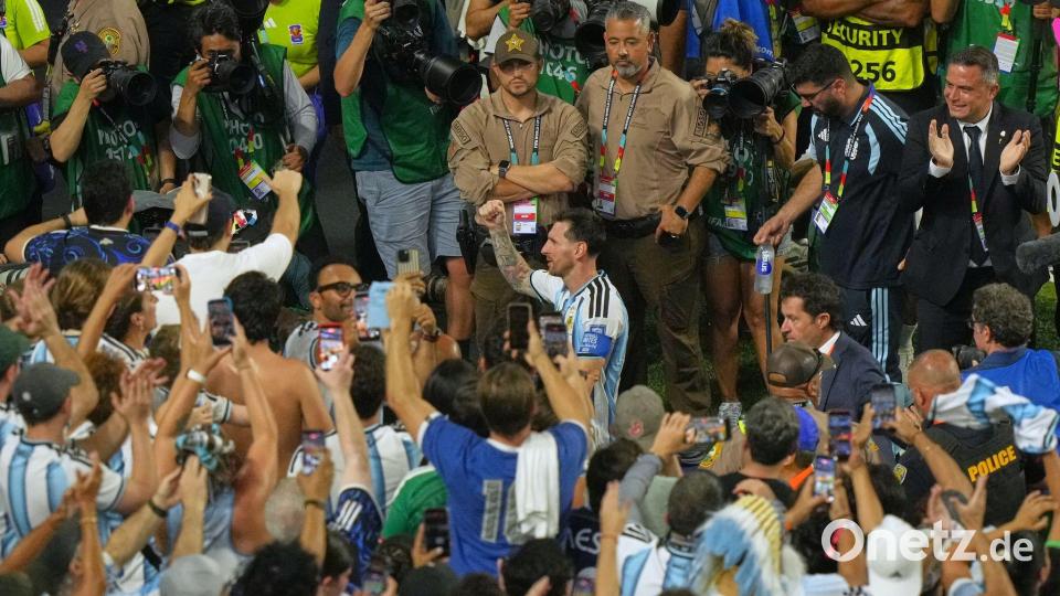 Im Mittelpunkt: Lionel Messi nach dem Zittersieg gegen Kap Verde. Bild: Marta Lavandier/AP/dpa