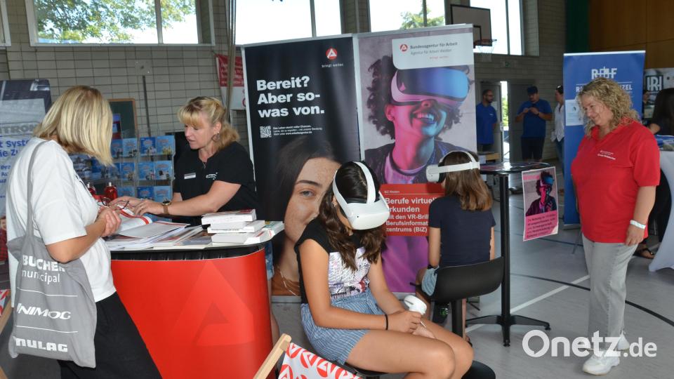 Berufe virtuell erkunden, konnten die Jungs und Mädels bei der Berufsberatung der Agentur für Arbeit. Mit dem Virtual-Reality-Angebot tauchten die Nutzer in verschiedene Berufsfelder ein. Bild: Elisabeth Dobmayer