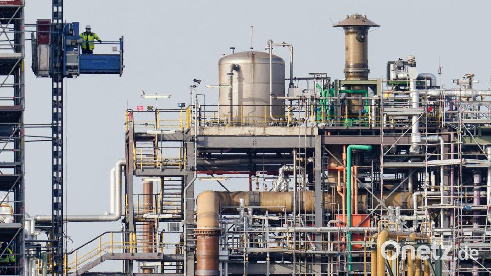 Neben einem Stellenabbau vor allem im Stammwerk Ludwigshafen setzt das Unternehmen auf einen Konzernumbau. (Archivbild) Bild: Uwe Anspach/dpa