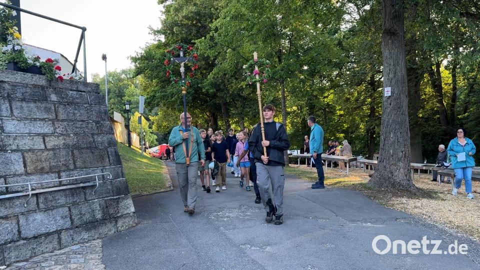 Nach rund zwölf Kilometern kommen die Pilger der Pfarreiengemeinschaft Johannisberg auf dem Mariahilfberg an, pünktlich zum 7-Uhr-Gottesdienst im Freien. Bild: Heike Unger