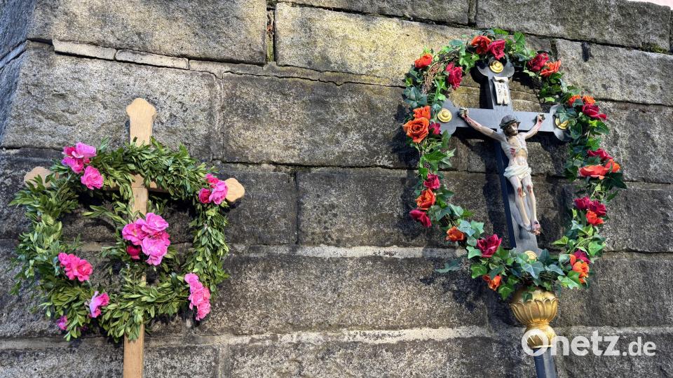 Die Pfarreiengemeinschaft Johannisberg – Lintach, Pursruck und Wutschdorf mit der Expositur Etsdorf – lebt ihr christliches Miteinander, das symbolisieren die beiden Wallfahrer-Kreuze an der Mauer unterhalb des Freialtars auf dem Mariahilfberg.. Bild: Heike Unger