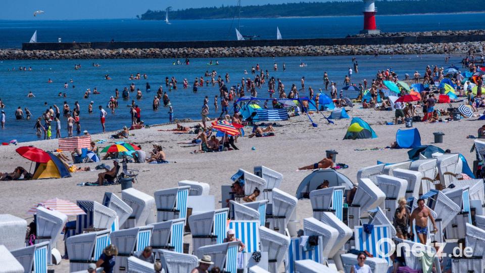 Der lange weiße Ostsee-Sandstrand von Warnemünde war vor der Wende genauso beliebt wie danach. (Archivbild) Bild: Jens Büttner/dpa