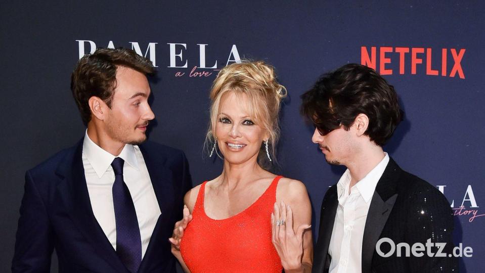 Pamela Andersons Sohn Dylan (rechts) hat geheiratet (Archivbild). Bild: Richard Shotwell/Invision via AP/dpa