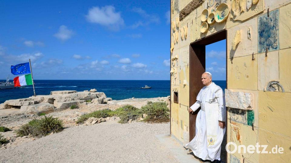 Papst Leo XIV. besichtigt das Denkmal „Gateway of Europe“ von Lampedusa, Sizilien. Bild: Vatican Media/IPA via ZUMA Press/dpa