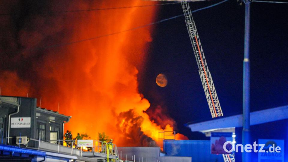 Nach dem Ausbruch eines Brandes auf dem Stuttgarter Großmarkt löscht die Feuerwehr weiter die Flammen. Bild: Enrique Kaczor/dpa