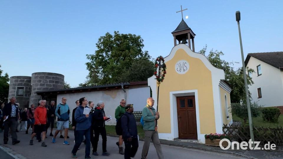 Unterwegs kommen die Pilger durch mehrere Ortschaften, wo sie vom Glockengeläut der Kapelle und Kirchen begrüßt werden. Bild: Heike Unger