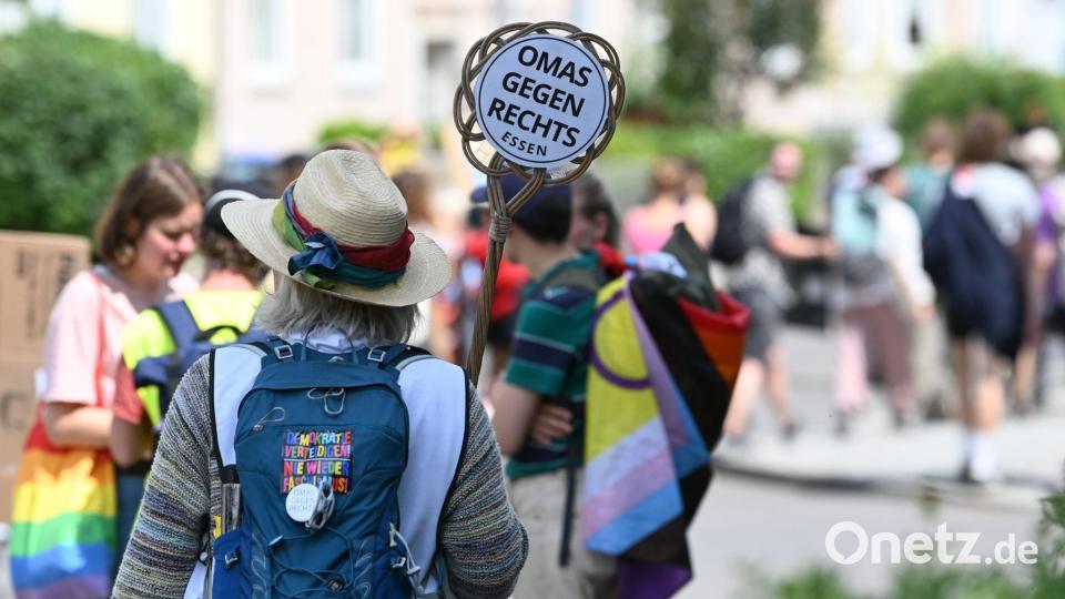 Eine Demonstrantin hält ein Schild von „Omas gegen Rechts“ in die Höhe. Bild: Heiko Rebsch/dpa