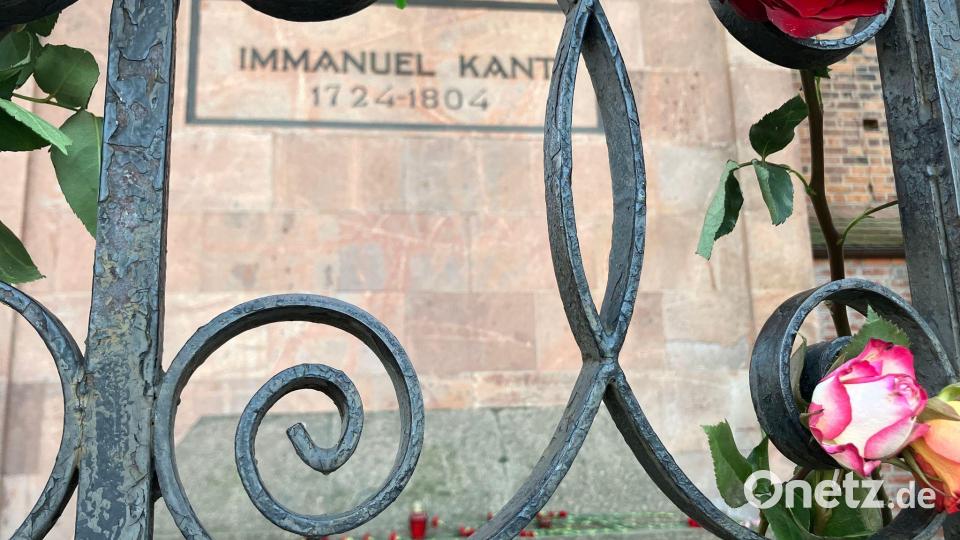 Blumen am Grabmal von Immanuel Kant zeugen von seiner anhaltenden Popularität. (Archivbild) Bild: Andre Ballin/dpa