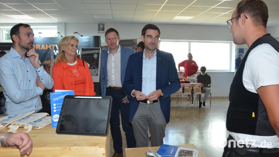 Bürgermeister Armin Bulenda, stellvertretende Landrätin Andrea Lang, Bernhard Lang, Vorsitzender der Geschäftsführung der Agentur für Arbeit Weiden und Landtagsabgeordneter Stephan Oetzinger (von links nach rechts) ließen sich von den Unternehmern über die derzeitige Ausbildungssituation informieren. Bild: Elisabeth Dobmayer