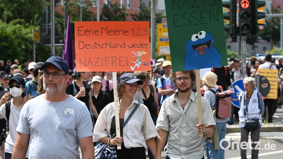 Zehntausende sind in Erfurt auf der Straße, um gegen den AfD-Bundesparteitag zu demonstrieren. Bild: Heiko Rebsch/dpa