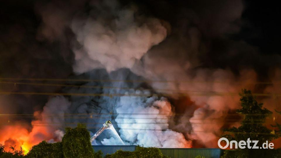 Einsatzkräfte der Feuerwehr bekämpfen den Brand auf dem Stuttgarter Großmarkt. Bild: Christoph Schmidt/dpa
