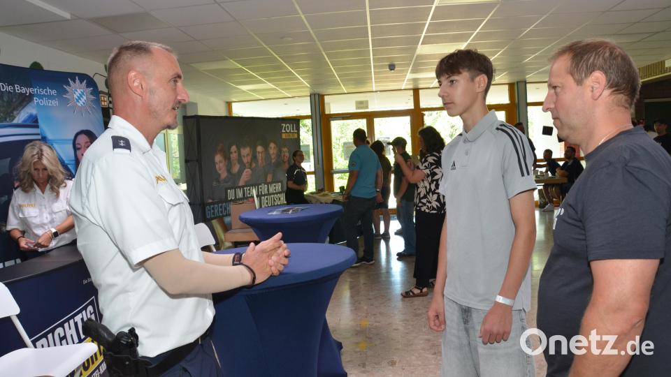 "Bei der Bayerischen Polizei erwartet Dich ein Beruf, der so vielfältig und erfüllend ist wie kaum ein anderer. Helfen, schützen, ermitteln und das Recht vertreten – unsere Aufgaben sind so abwechslungsreich wie der Polizeiberuf selbst", versicherte Einstellungsberater Christian Bierler. Bild: Elisabeth Dobmayer