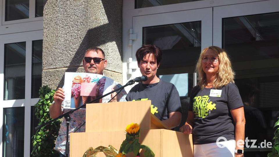 Tanja Kippes und Ludwig Markus überreichen einen Eisgutschein für alle Schüler. Bild: stn