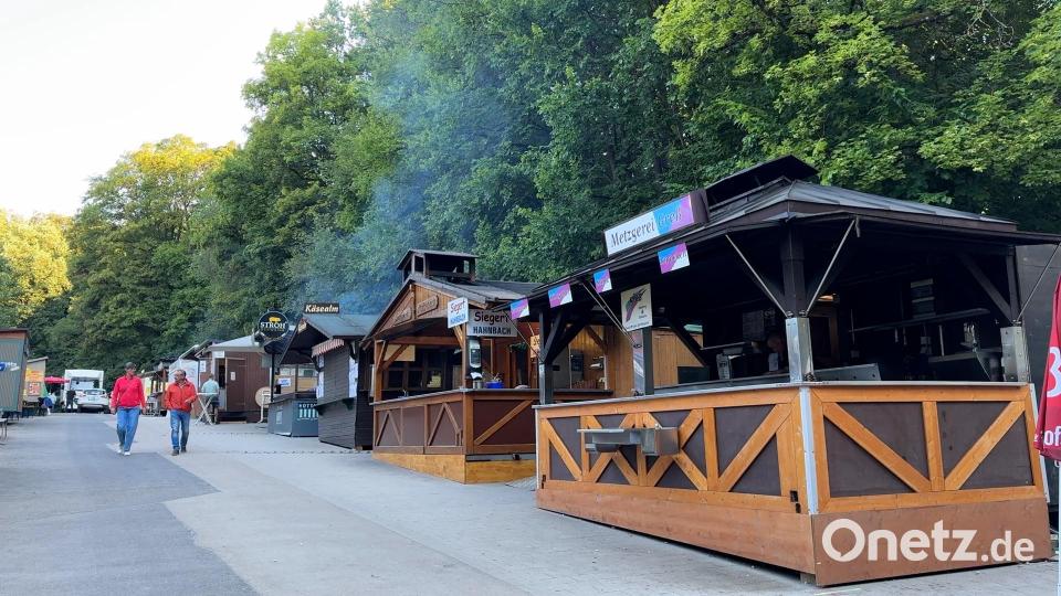 Kurz vor 7 Uhr am Samstagmorgen ist es noch ruhig auf dem Festplatz des Bergfestes. Aber in den Grillbuden raucht es schon, hier wird schon angeschürt, damit sich die Pilger nach dem Gottesdienst stärken können. Bild: Heike Unger