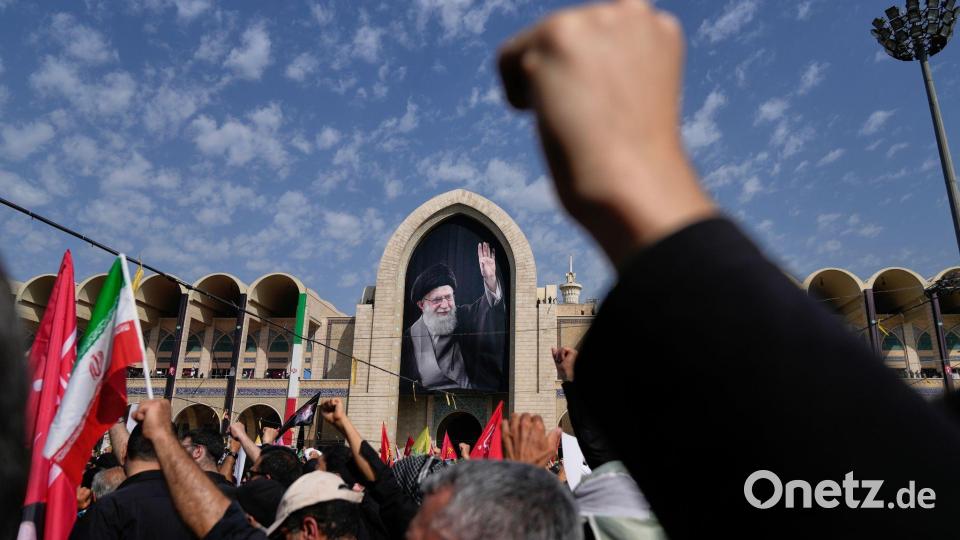 Für Chameneis Anhänger und die iranische Führung ist die Staatstrauer zugleich Abschied und Demonstration politischer Geschlossenheit. Bild: Altaf Qadri/AP photo/dpa