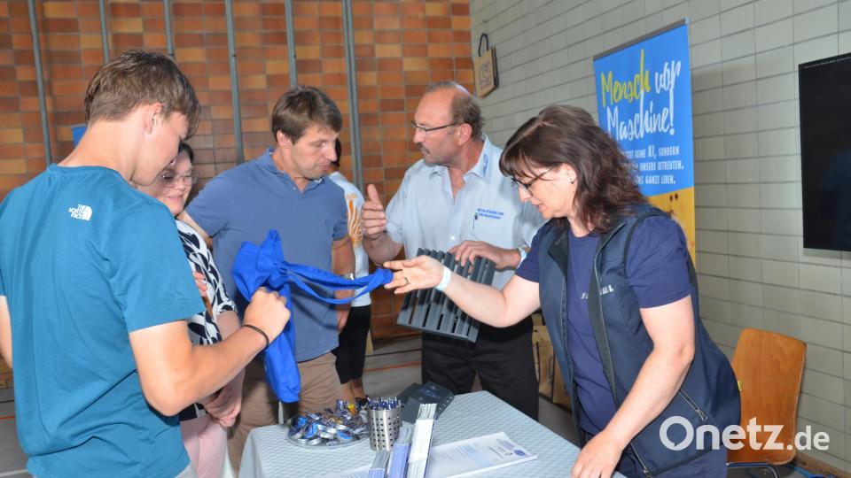 An den meisten Ständen wie hier bei der Schreml Metallverarbeitungs GmbH aus Trutzhofmühle gab es genügend Infomaterial zum Mitnehmen. Bild: Elisabeth Dobmayer