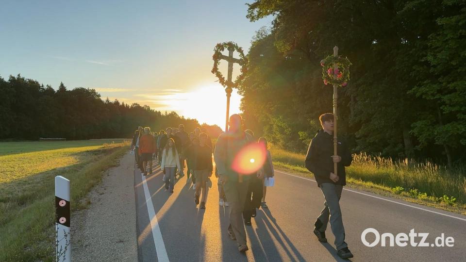 Der frühe Start um 4.30 Uhr fällt nicht jedem leicht – aber spätestens wenn die Sonne aufgeht, spürt jeder den Zauber des Wallfahrer-Morgens. Bild: Heike Unger