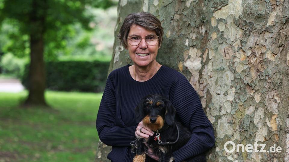 Bettina und ihre Ilse - zu diesem Doppel kam es, als sie sich nach ihrem Ausstieg beim „Kölner Treff“ einen zweiten Hund gönnte. Bild: Oliver Berg/dpa