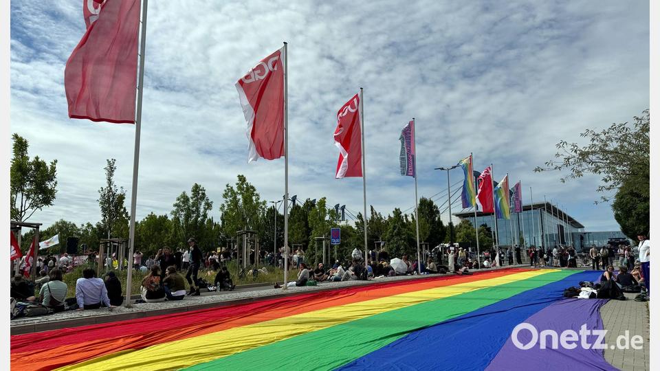 Eine übergroße Regenbogenfahne liegt ausgebreitet neben einer Kundgebung des DGB in Erfurt Bild: Sarah Knorr/dpa