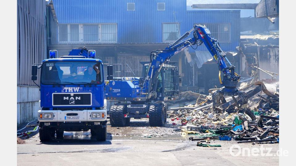 Einsatzkräfte des Technischen Hilfswerks (THW) beseitigen mit einem Bagger Schutt. Bild: Enrique Kaczor/dpa