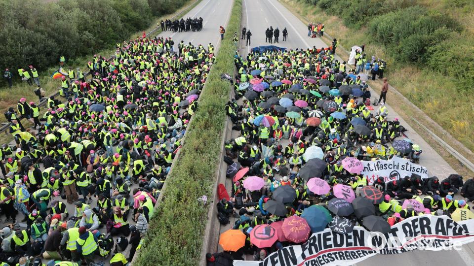 Demonstranten protestieren auf der Autobahn A71 bei Gottstedt gegen den AfD-Bundesparteitag in Erfurt. Bild: Michael Reichel/dpa