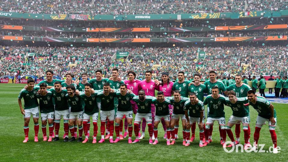 Fast alle in pink: Mexikos Fußballer beim WM-Auftakt Mitte Juni. (Archivbild) Bild: Natacha Pisarenko/AP/dpa