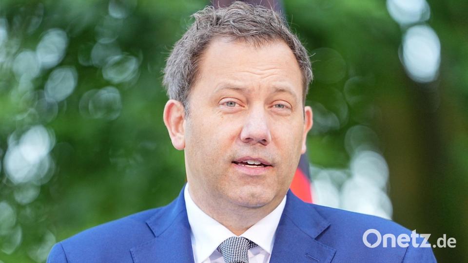 Finanzminister Klingbeil hat Ressorts zu Einsparungen verpflichtet. (Archivbild) Bild: Michael Kappeler/dpa