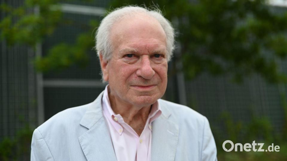 „Haltet den Namen Simson aus der Politik heraus“, forderte Dennis Baum auf dem Messegelände. Bild: Simon Kremer/dpa