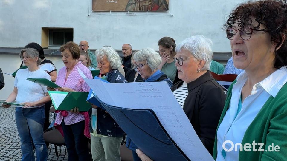 Der Wutschdorfer Kirchenchor begleitete den Gottesdienst am Freialtar unterhalb der Amberger Bergkirche. Bild: Heike Unger