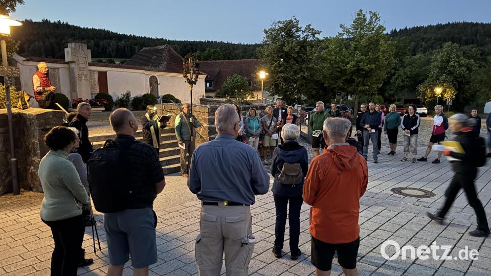 Früh morgens um 4.30 Uhr gibt Pfarrer Moses Gudapati den Wallfahrern am Kirchplatz in Wutschdorf den Pilgersegen, dann pilgern sie zu Fuß rund zwölf Kilometer nach Amberg. Bild: Heike Unger