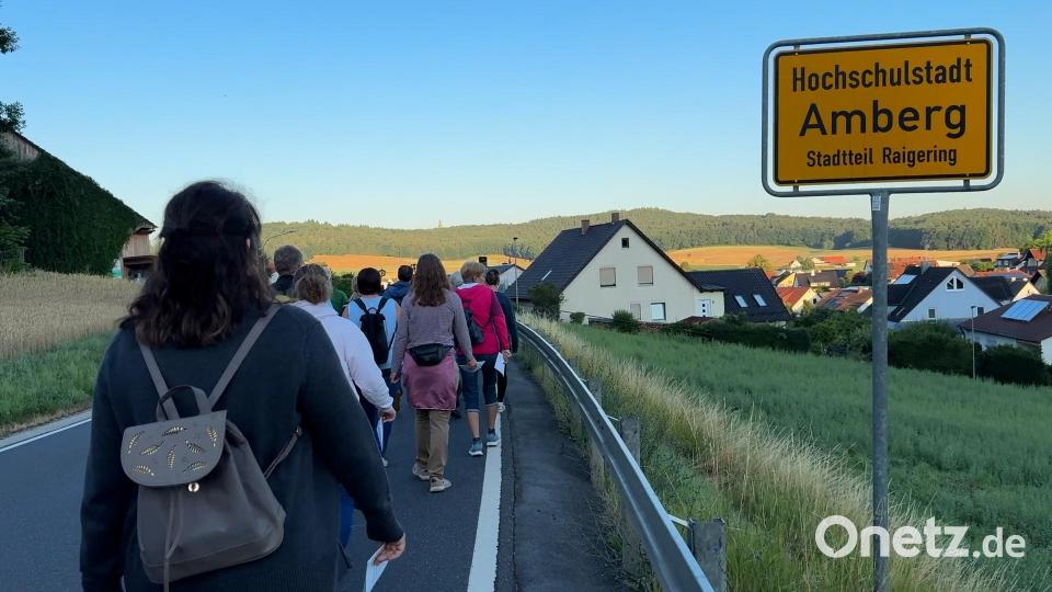 Die Pilger feiern ihre Verbundenheit mit Amberg, indem sie das bekannte Wallfahrer-Lied "Maria, breit' den Mantel aus" mit der Amberger Melodie singen. Diese klingt ganz anders als die Version, die man aus dem Kirchengesangbuch kennt. Bild: Heike Unger