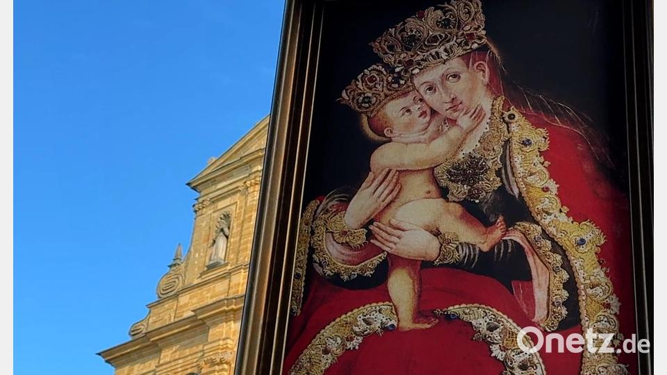 Zum Gnadenbild der Gottesmutter mit dem Jesuskind beten die Pilger auf dem Amberger Berg: Das Mariahilfbergfest ist ein Marien-Wallfahrtsfest. Bild: Heike Unger