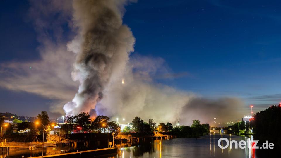 Eine große Rauchwolke zog über den Neckar. Bild: Christoph Schmidt/dpa
