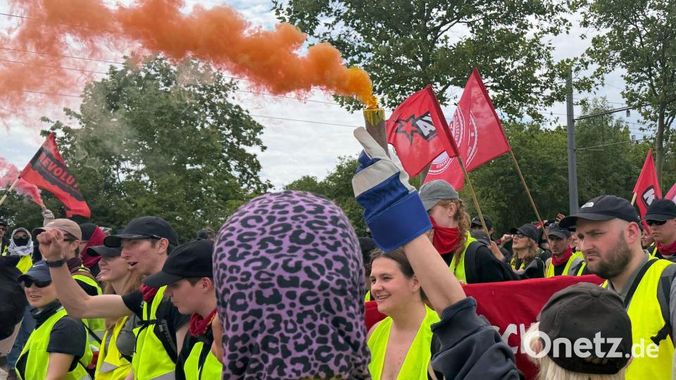 Demonstranten haben Rauchfackeln angezündet. Bild: Sven Kaeuler/dpa