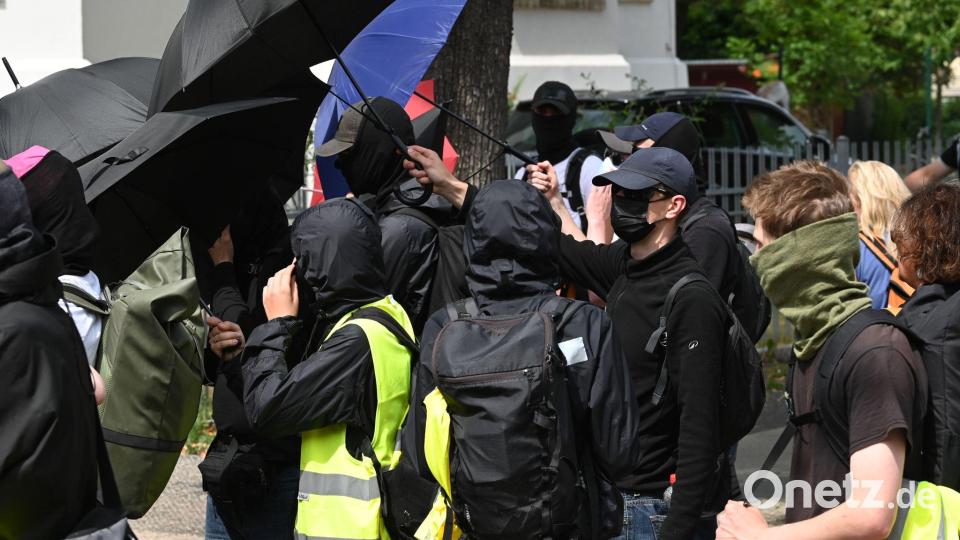 Vermummte ziehen durch Erfurt. Sie demonstrieren gegen den AfD-Bundesparteitag. Bild: Heiko Rebsch/dpa