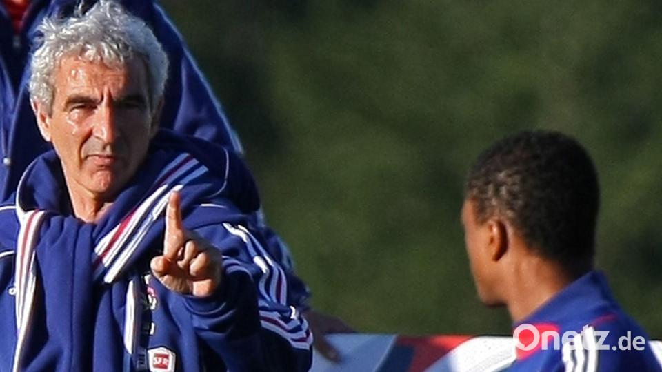 Frankreichs früherer Nationaltrainer Raymond Domenech bei der WM 2010. (Archivbild) Bild: picture alliance / dpa