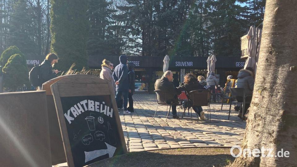 Am Dom trinken Besucher Kant-Wein. (Archivbild) Bild: Andre Ballin/dpa