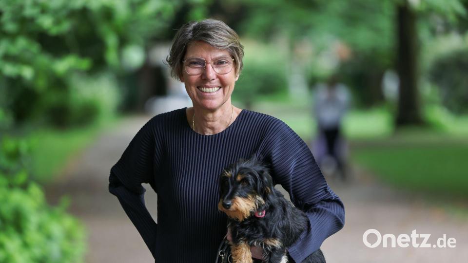 Bettina Böttinger liebt ihren Dackel Ilse. Es gibt auch noch einen zweiten, Finchen, aber der ist schon sehr alt. Bild: Oliver Berg/dpa