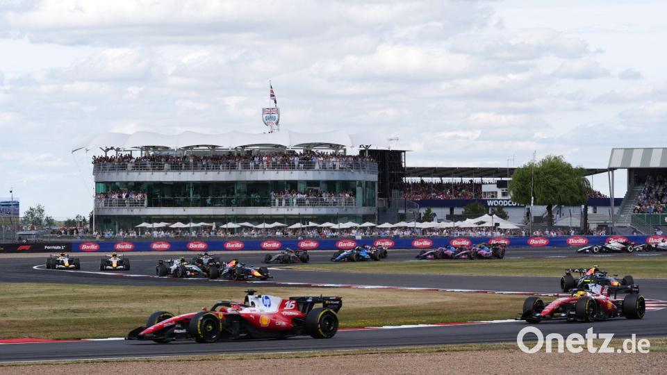 Charles Leclerc (l) setzt sich früh an die Spitze vor Lewis Hamilton. Bild: Jacob King/PA Wire/dpa
