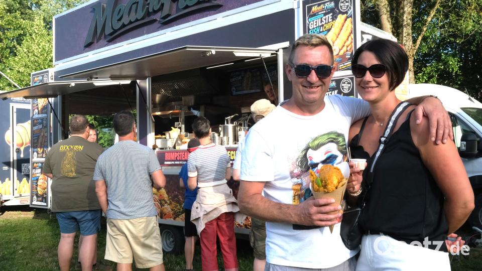 Einfach nur genießen wollte dieses Paar die Atmosphäere beim Schwandorfer Street-Food-Festival. Bild: Rudolf Hirsch