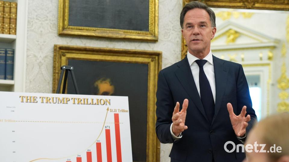 Zahlen für Trump: Nato-Generalsekretär Mark Rutte brachte dem US-Präsidenten jüngst sogar eine Schautafel mit. Das Diagramm war mit den Worten „Die Trump-Billion“ überschrieben. (Archivbild) Bild: Jacquelyn Martin/AP/dpa