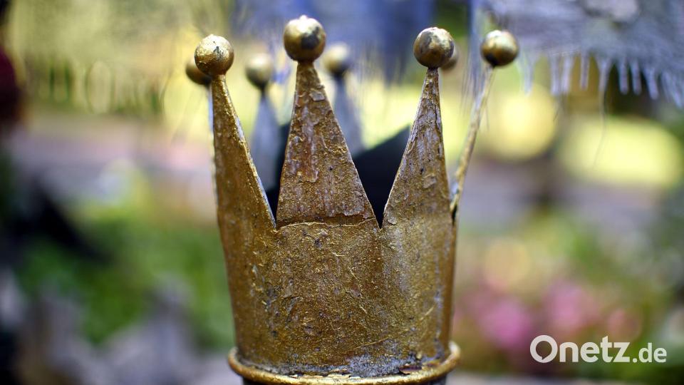 Eine Krone am Grab von Rio Reiser („König von Deutschland“), aufgenommen vor zehn Jahren. (Archivbild) Bild: picture alliance / dpa