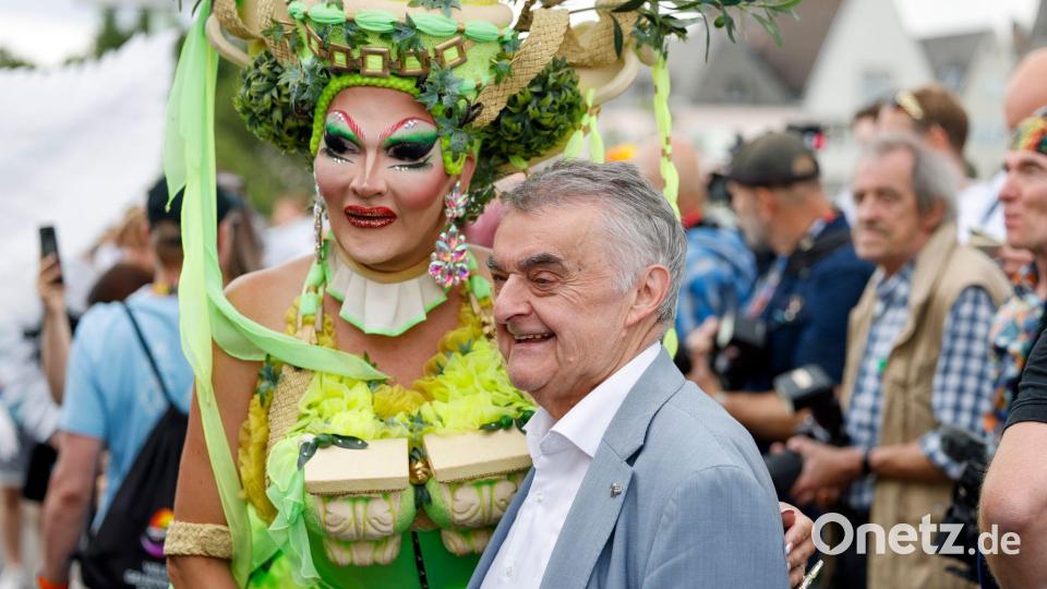 NRW-Innenminister Herbert Reul ist erstmals beim Kölner CSD mit dabei - um ein Zeichen zu setzen. Bild: Thomas Banneyer/dpa