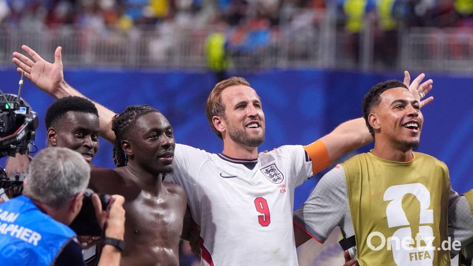 Das englische Team um Kapitän Harry Kane feiert nach Siegen bei der WM mit den Fans zum Oasis-Song „Wonderwall“. (Archivbild) Bild: Mike Stewart/AP/dpa