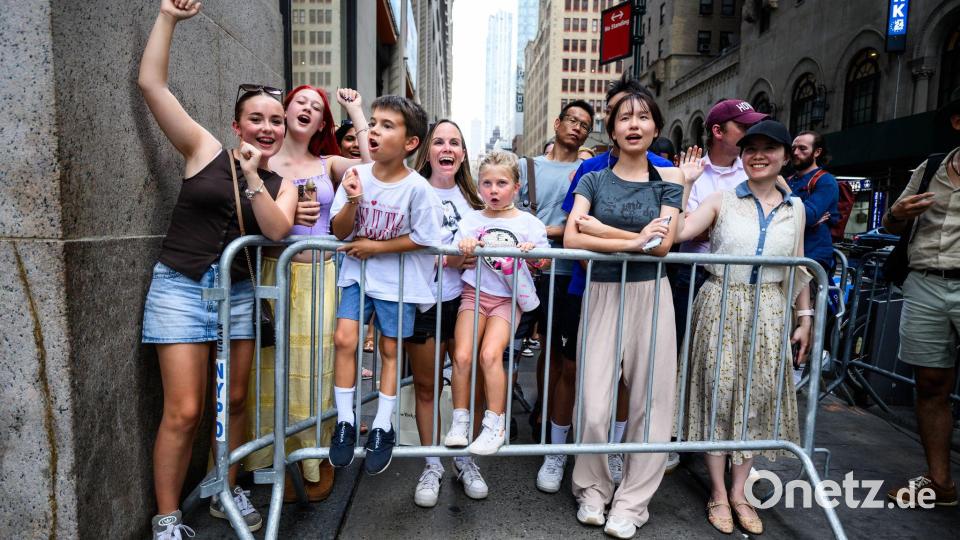 Viele Swifties reisten extra an, um vor der Halle mit anderen Fans mitzufiebern. Bild: Tom Weller/dpa