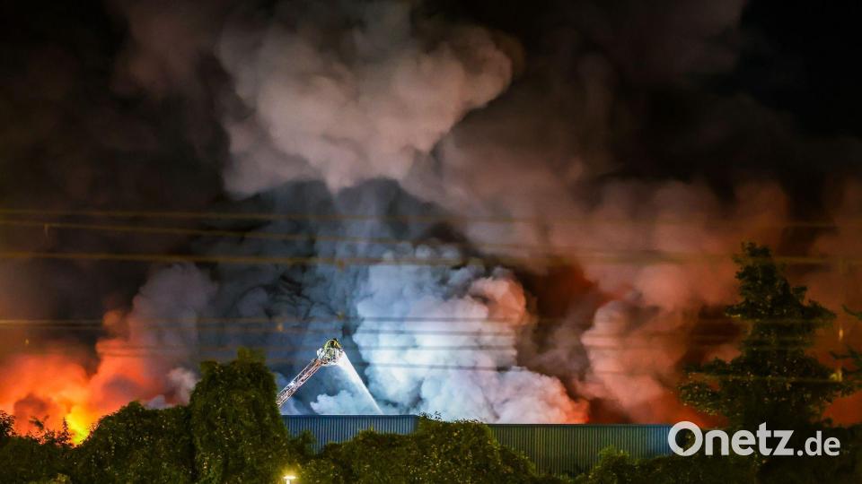 Einsatzkräfte der Feuerwehr bekämpfen den Brand in einem Gewerbegebiet in Stuttgart. Bild: Christoph Schmidt/dpa