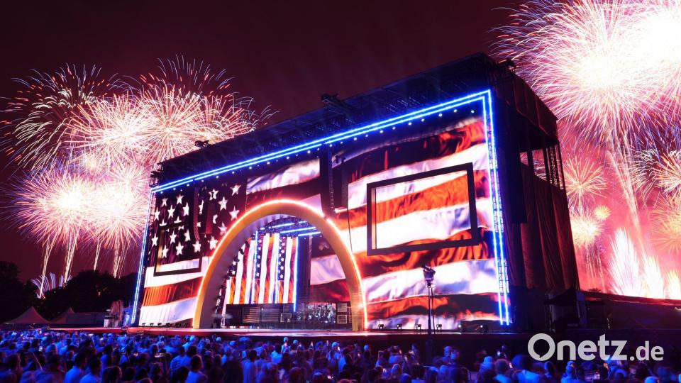 Feuerwerkskörper explodieren während der „Salute to America“. Bild: Mark Schiefelbein/AP/dpa